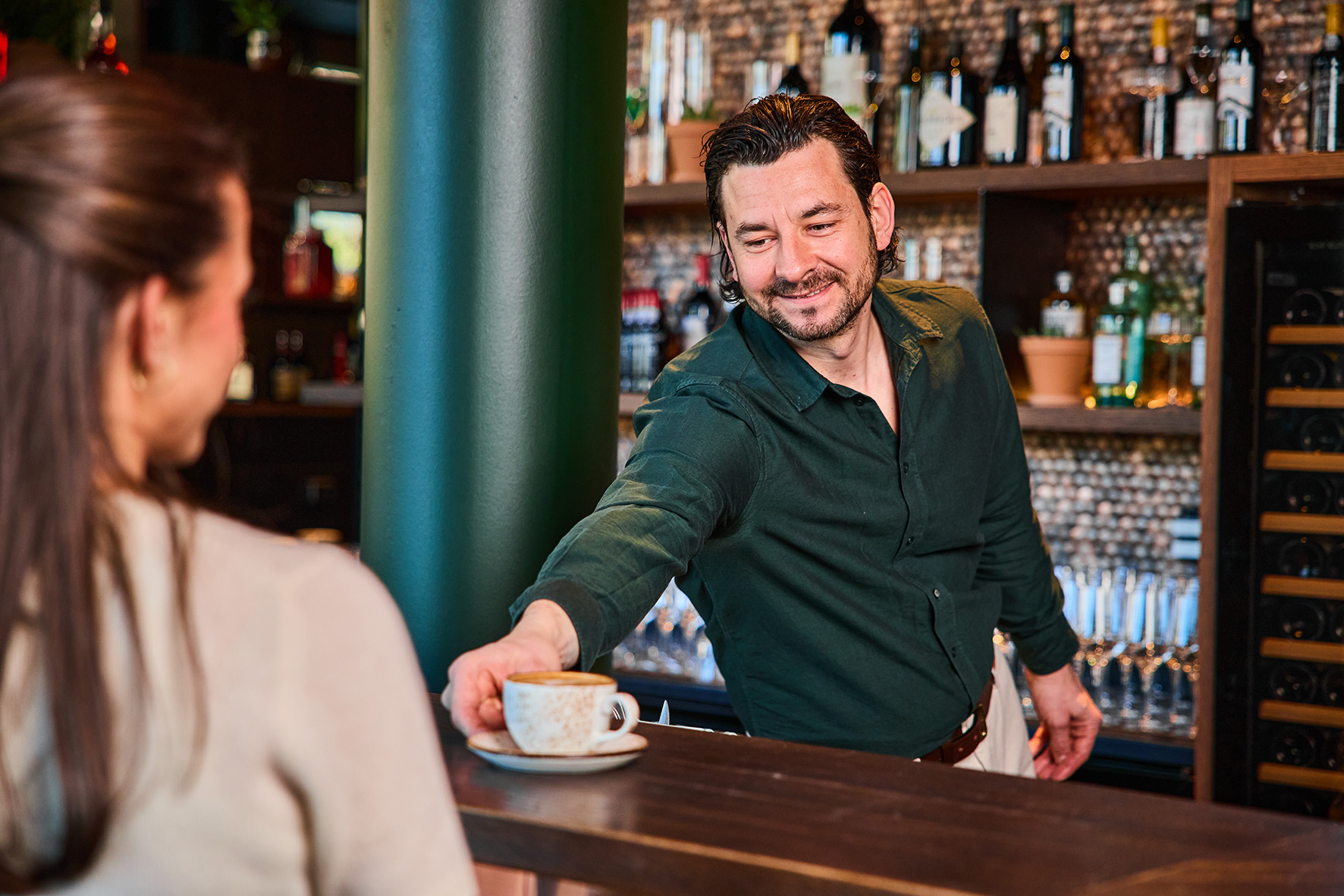 Nikola som serverer kaffe i baren