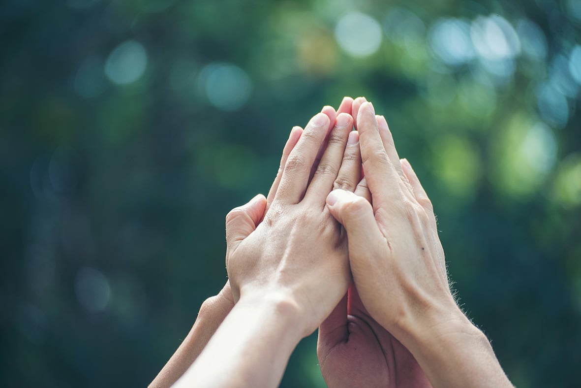 KI-generert bilde av folk som løper i en gate