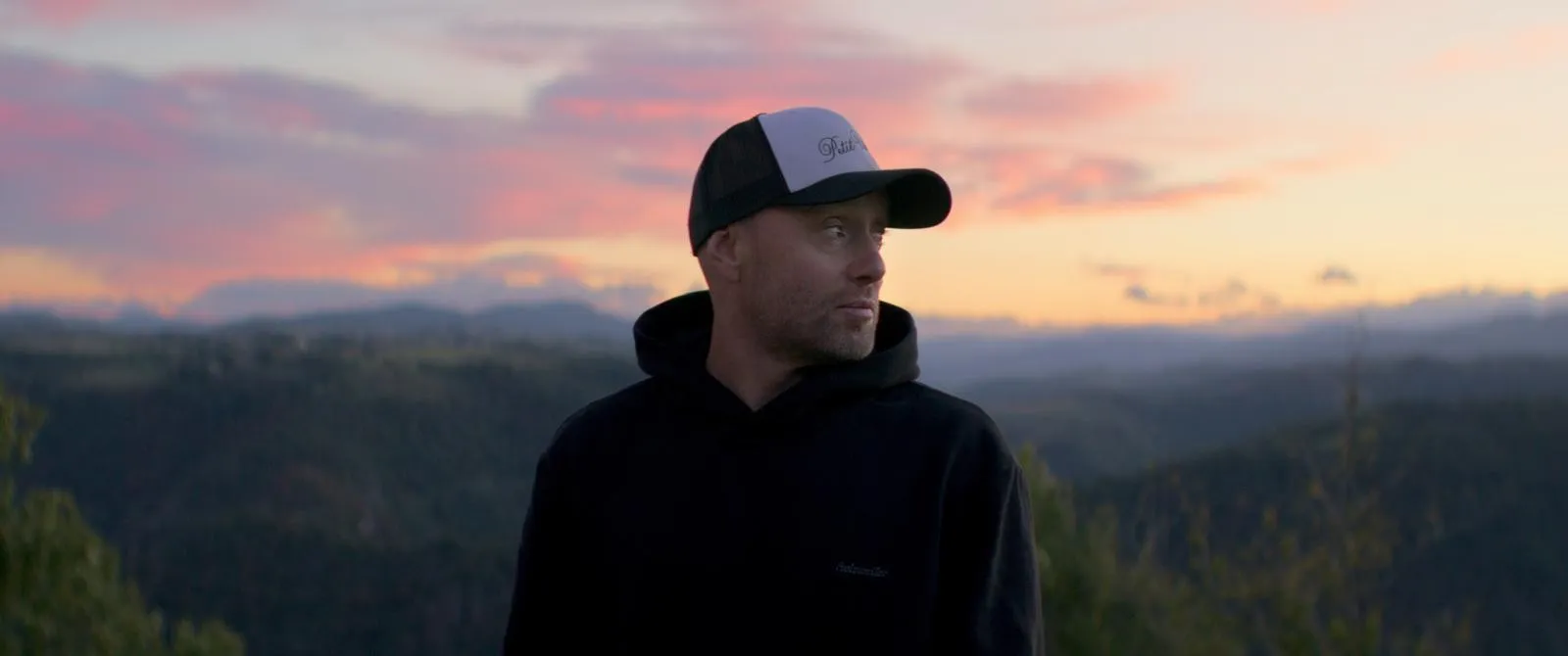 Profilbilde av Aksel Hennie i solnedgang