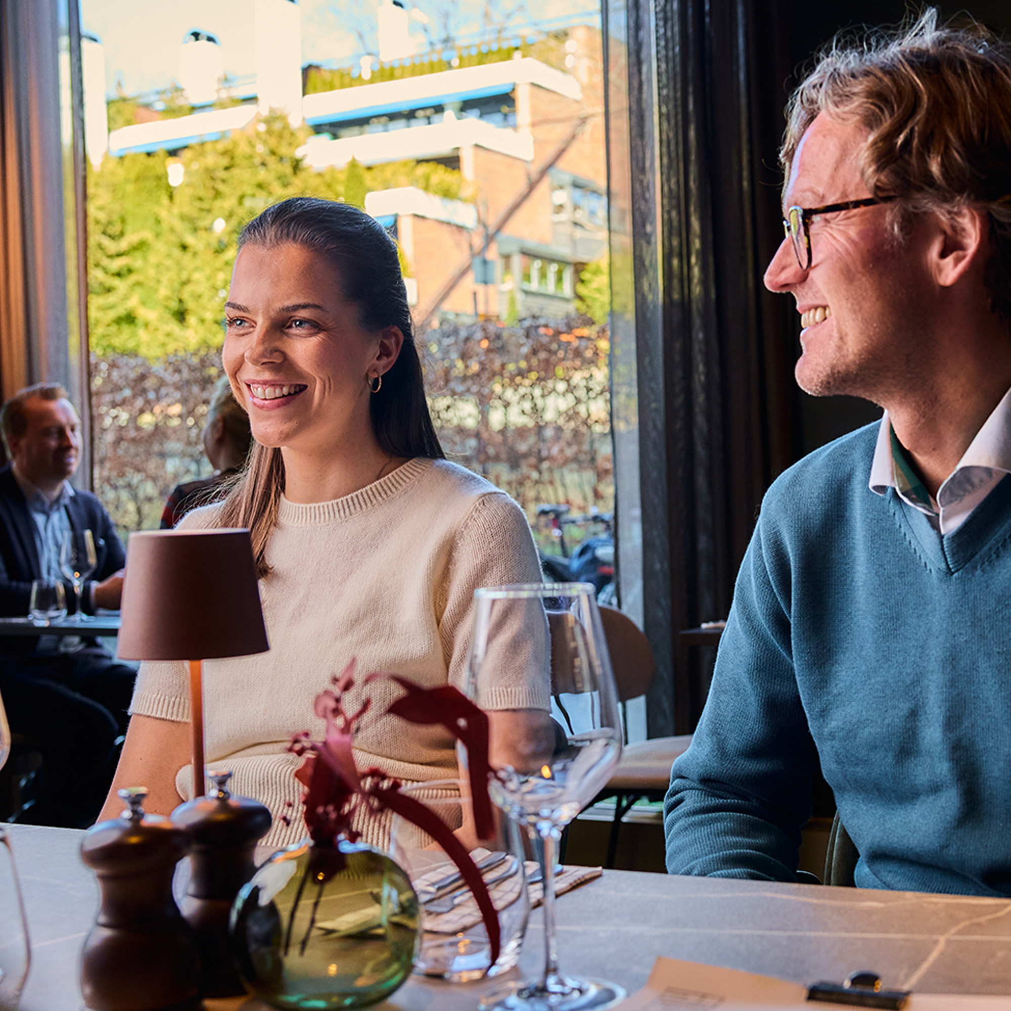 To personer på restaurant som hygger seg