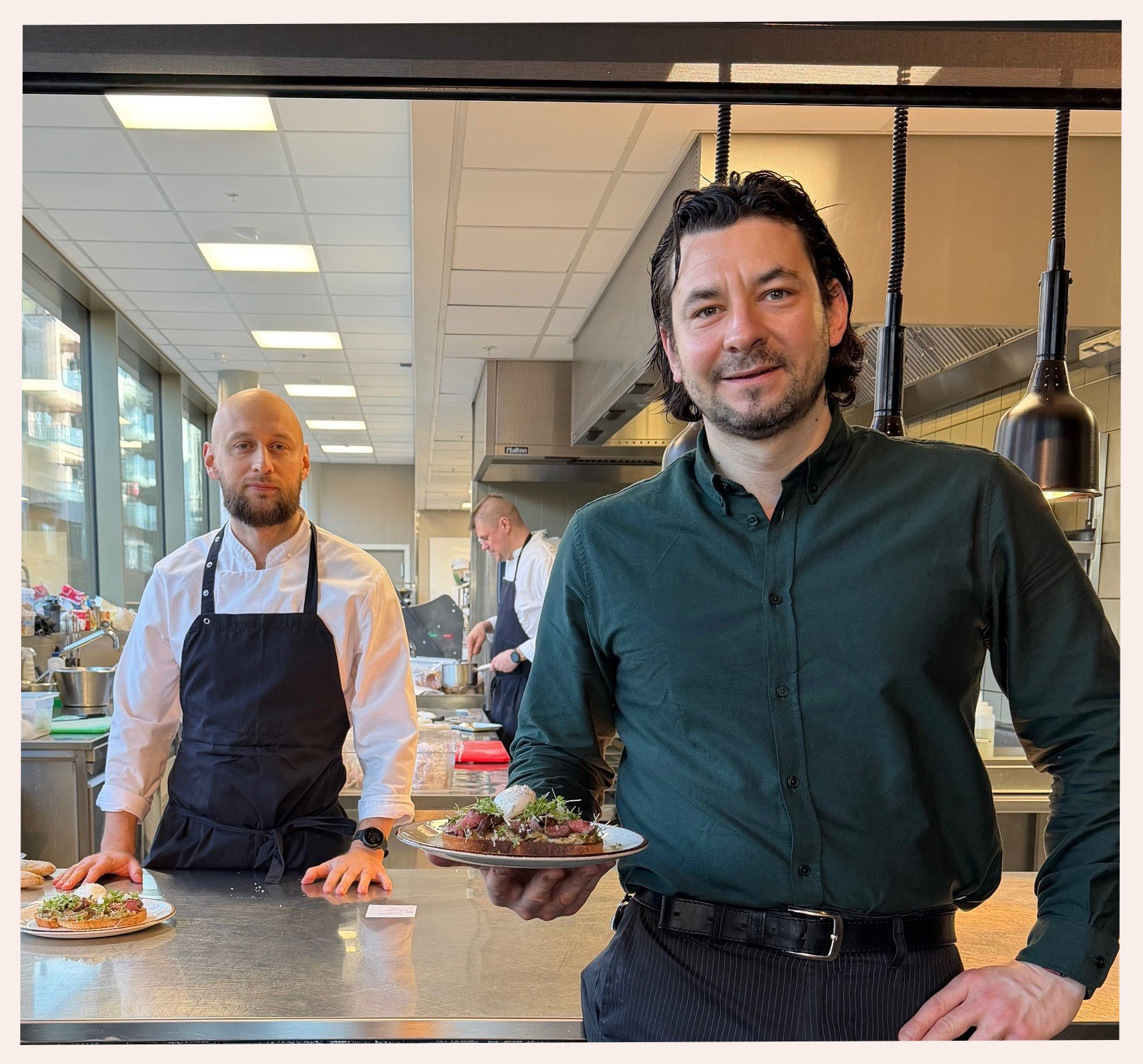 To personer i et kjøkken